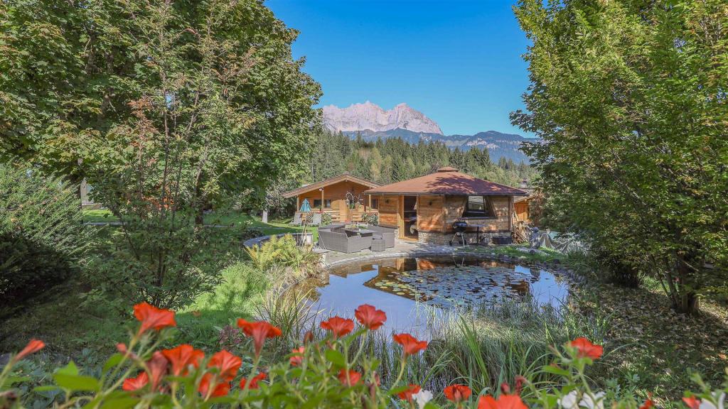 Chalet Seerose - Ausblick aus dem Schlafzimmer - Gartenhotel Rosenhof bei Kitzbühel